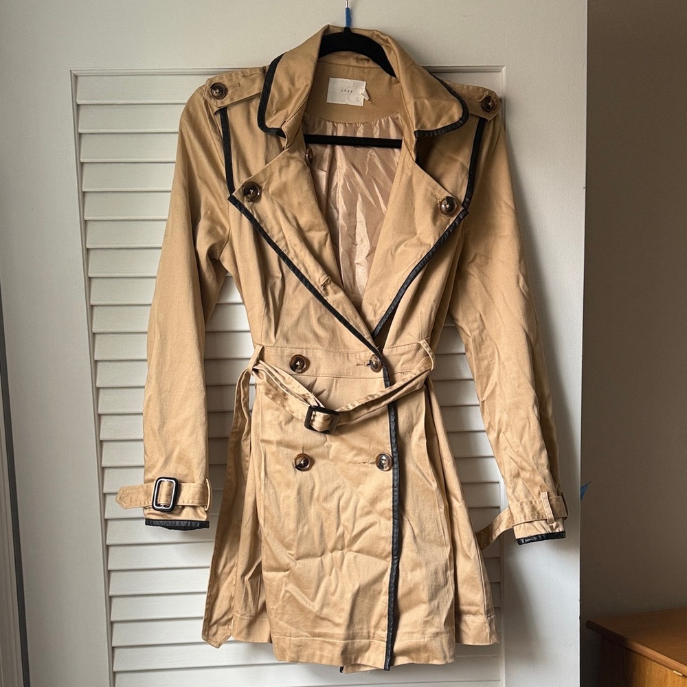 Mid-length belted cotton trench with black trim